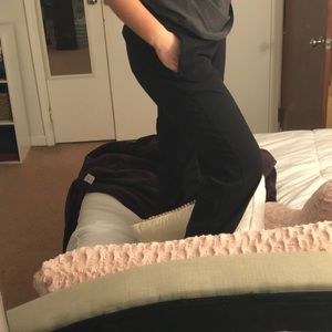 Black lululemon yoga pants